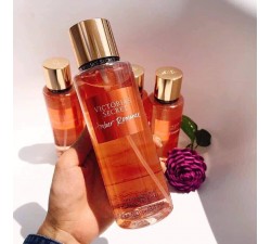 XỊT THƠM NGƯỜI SAU TẮM  AMBER ROMANCE  VICTORIA SECRET BODYMIST 250ML